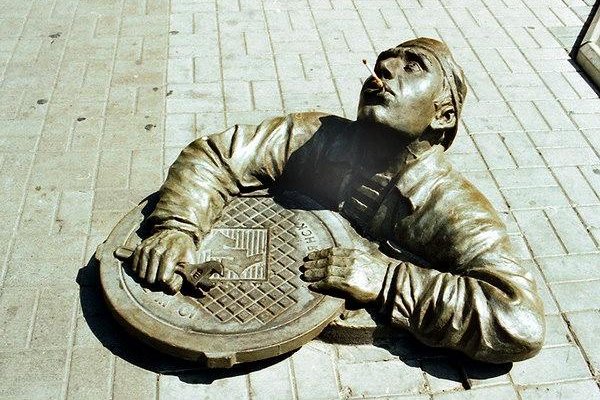 Памятник сантехнику