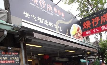 きれいなお店です、改装したんですね。