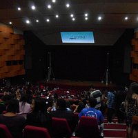 Vista interna do teatro antes da abertura do show de Leonardo Gonçalves.