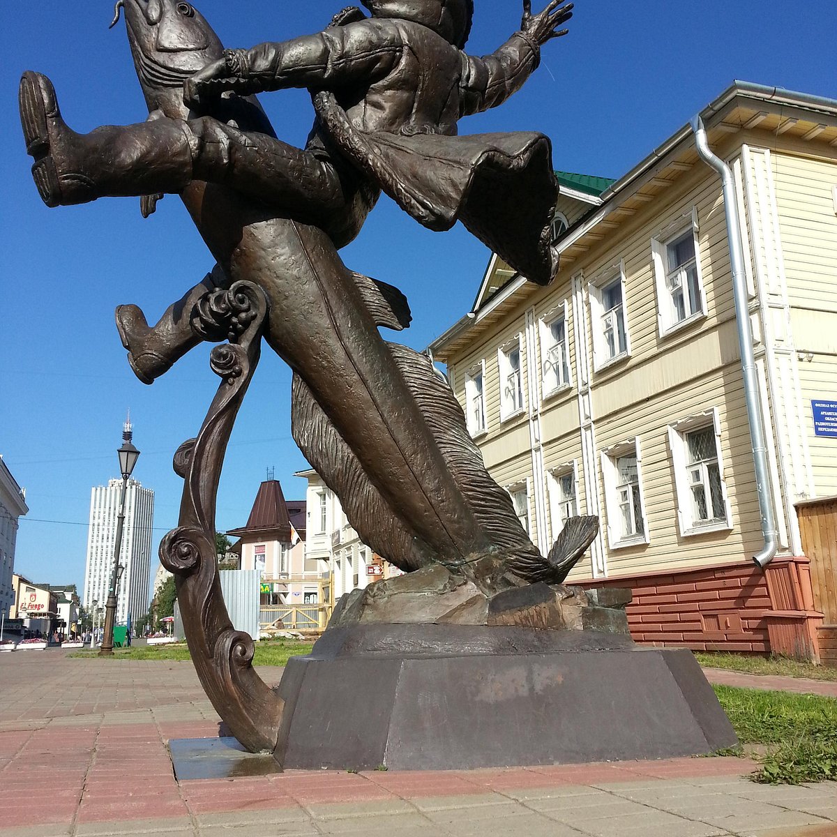 Памятники города архангельска. Сеня малина памятник в Архангельске. Памятник сене Малине в Архангельске. Налим Малиныч памятник. Памятник налиму Архангельск.