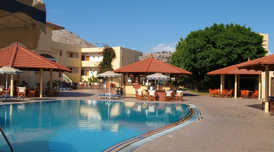 Pool mit Poolbar, Blick auf das Hauptgebäude