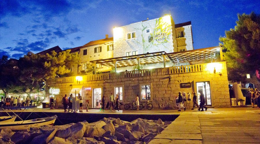 Kaštil by night