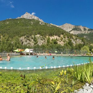 Piscine écologique avec toboggan et jeux aquatiques