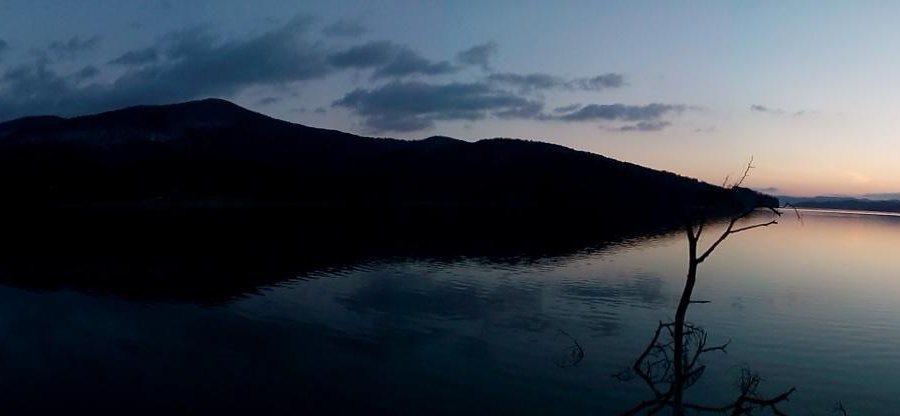Panorama del Lago Arvo durante un tramonto autunnale.