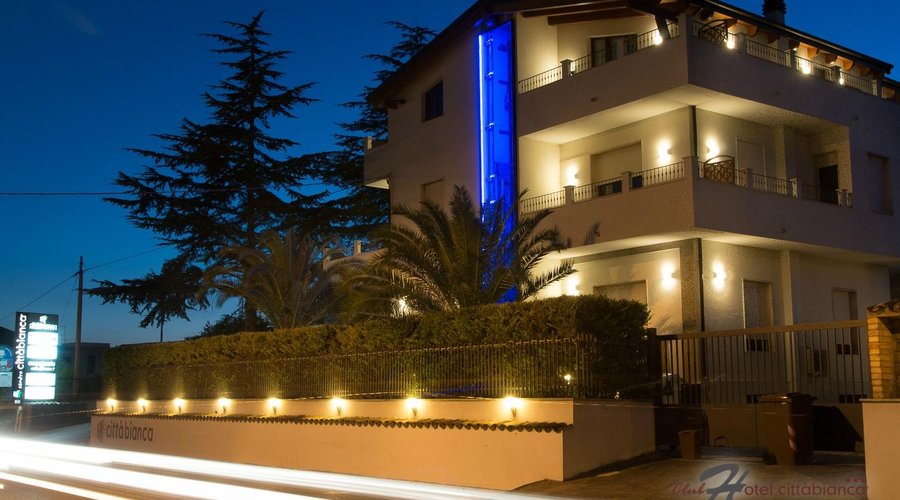 l'hotel visto dalla strada