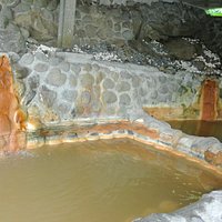 黄金温泉、とも呼ばれている