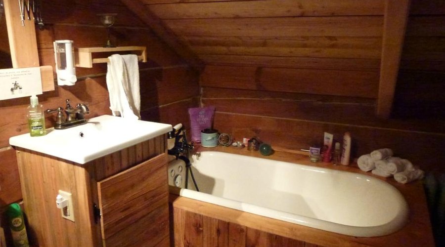 salle de bain de l'étage, attention la tête!
