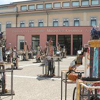 Il piazzale del Museo con l'installazione "Biciclette"