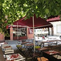 La terrasse, tranquille à notre arrivée...
