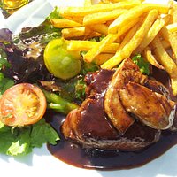 Pièce de boeuf façon Rossini, frites maison.