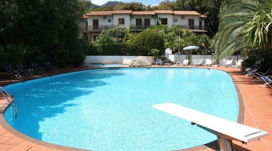 albergo visto dalla piscina