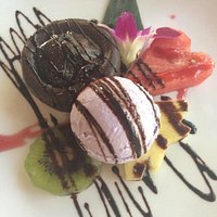 Black Orchid, fondant de chocolate con helado de violeta, delicioso