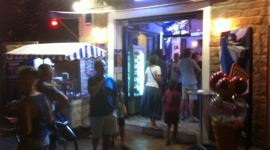 esterno serale della gelateria caffetteria Scalo 70