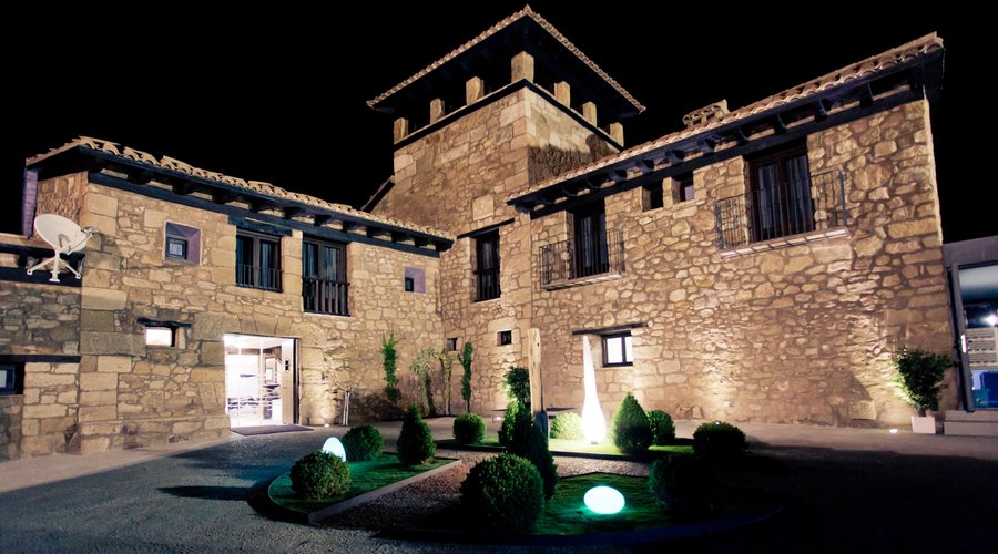 Entrada del hotel por la noche