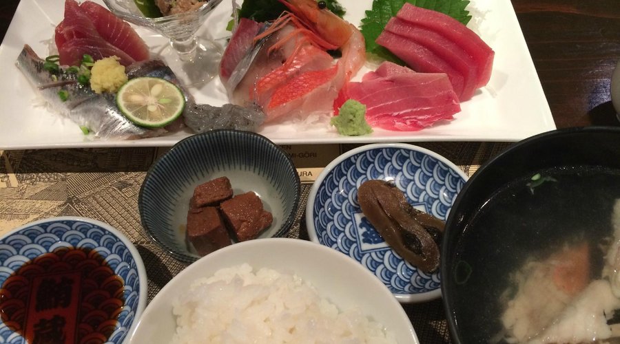 刺身盛り、小鉢、ご飯、あら汁