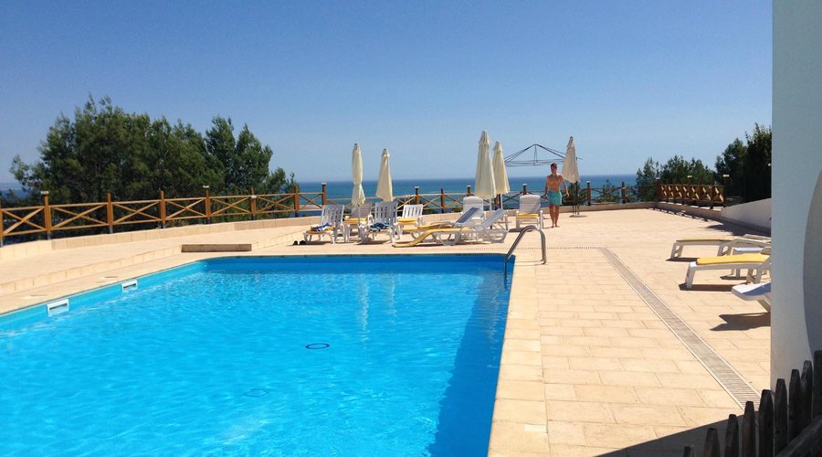 Pool mit Blick aufs Meer