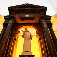 Altar-mor com a imagem de São Luís Gonzaga em mármore branco de Carrara.