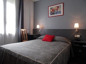 Hotel du Parc Montsouris in Paris, image may contain: Furniture, Bed, Dorm Room, Lamp