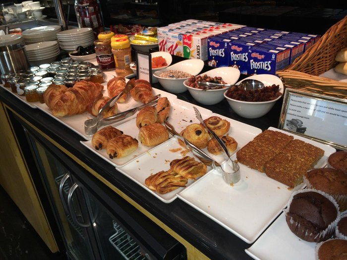 Hotel Hilton London Gatwick Airport – Coffeeshop: Fotos und Bewertungen ...