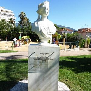 https://dynamic-media-cdn.tripadvisor.com/media/photo-o/06/92/ae/0d/parc-de-roquebrune.jpg?w=300&h=300&s=1