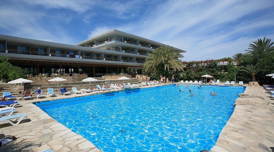 Hotel with Mainpool