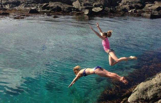 Girls jumping off the cliffs at the end of Ocean Beach