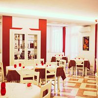 la sala direi bella