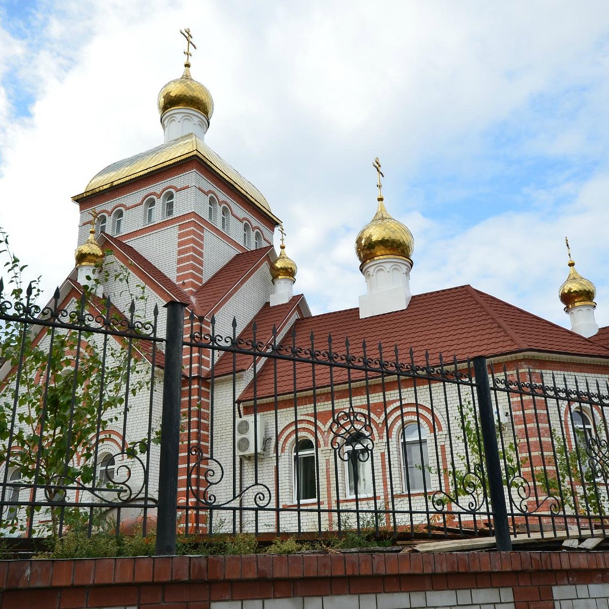 Православные храмы волгограда. Храм на 7 Гвардейской Волгоград. Храм всех русских святых Волгоград. Церковь на Чуйкова Волгоград. Храм всех святых Волгоград ул. Чуйкова батюшка.