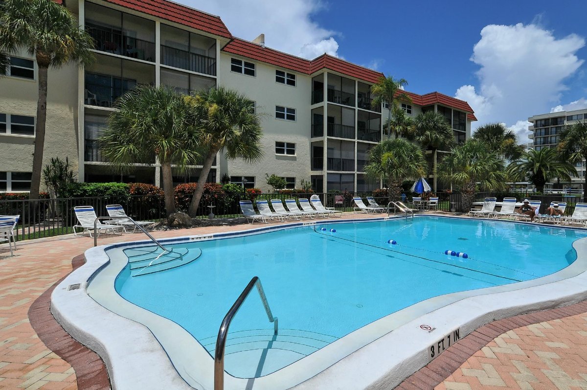 LA SIESTA CONDOMINIUMS - Condominium Reviews (Sarasota, FL)