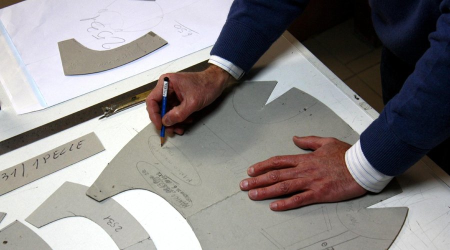 Making a paper pattern of a leather bag.