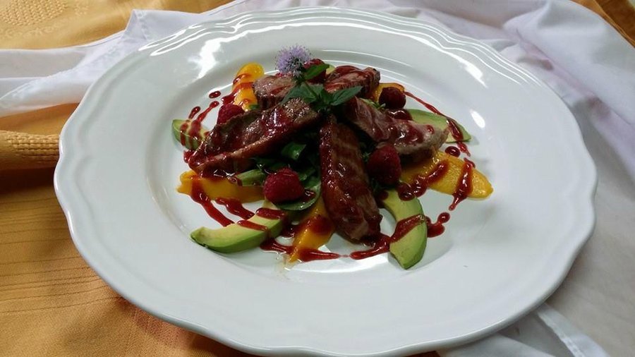 Ensalada de magret de pàto con mango y aguacate y vinagreta de frutos rojos