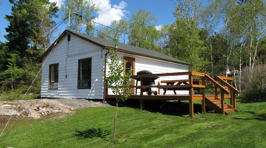 Waterfront cottage French River, 3 bedroom sleeps 8