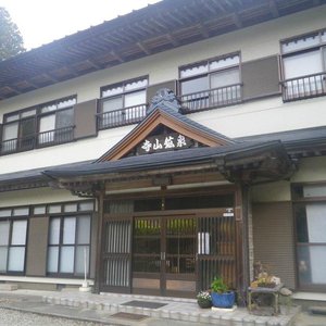 山奥に大きな鉱泉旅館
