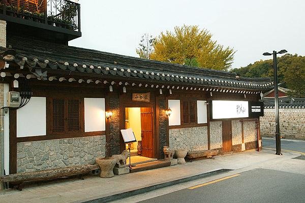 正面の画像です。
現代自動車、現代建設の公園の裏
秘苑の通りに面した所です。
安国駅から歩いて５分から１０分位です。