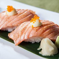aburi salmon nigiri