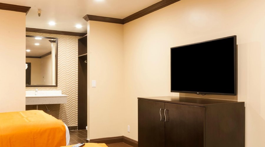 Redondo Pier Inn Redondo Beach, CA All Rooms 47" TV