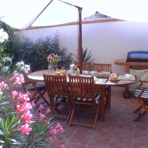 la table du petit déjeuner sur la terrasse