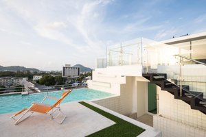 Pool & Beach