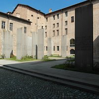 Il cortile d'accesso con le lastre in cemento