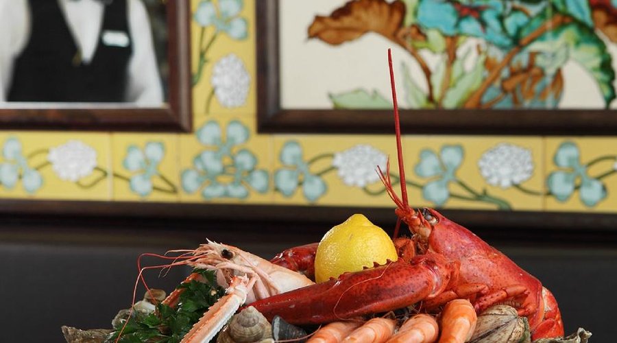 Plateau de fruits de mer servi au Omnibus de la Brasserie Lipp