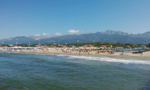 Verso la spiaggia e le Alpi Apuane