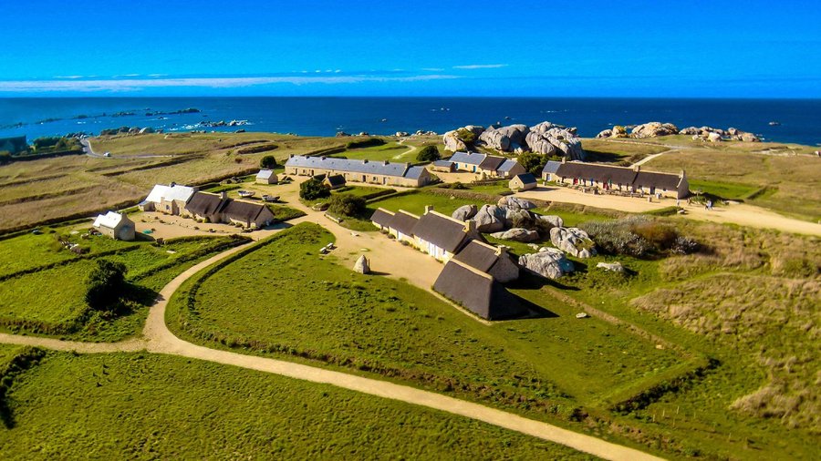 Le village de Meneham ancien village de paysans-pécheurs-goémoniers à 100m de la mer