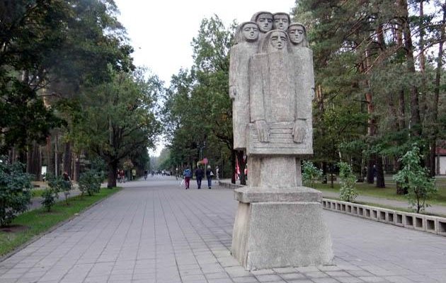 A statue in the beginning of the park