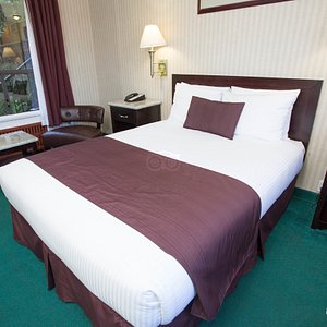 The Deluxe Room at the Days Inn Vancouver Metro