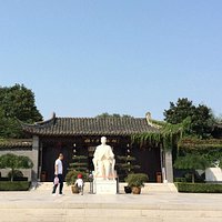 Mei Lanfang statue
