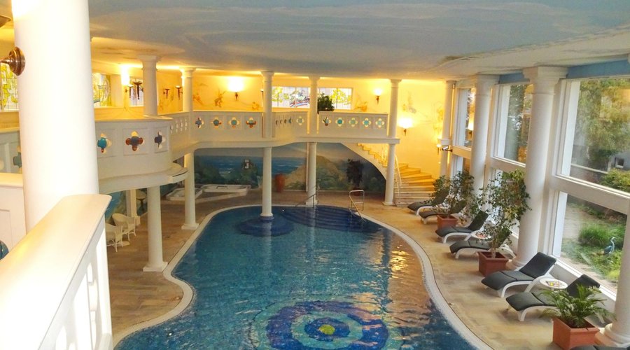 Der Pool in der ehemaligen Turnhalle