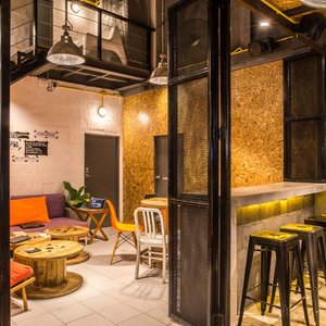 Bar & Cafe area.