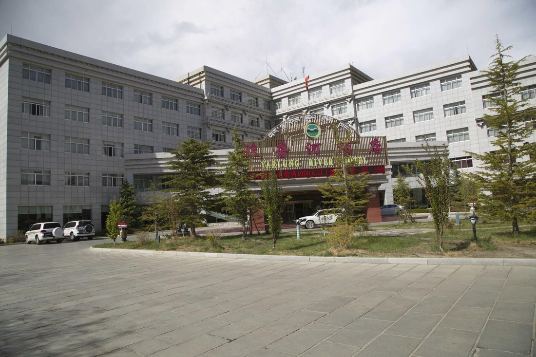 雅礱河酒店