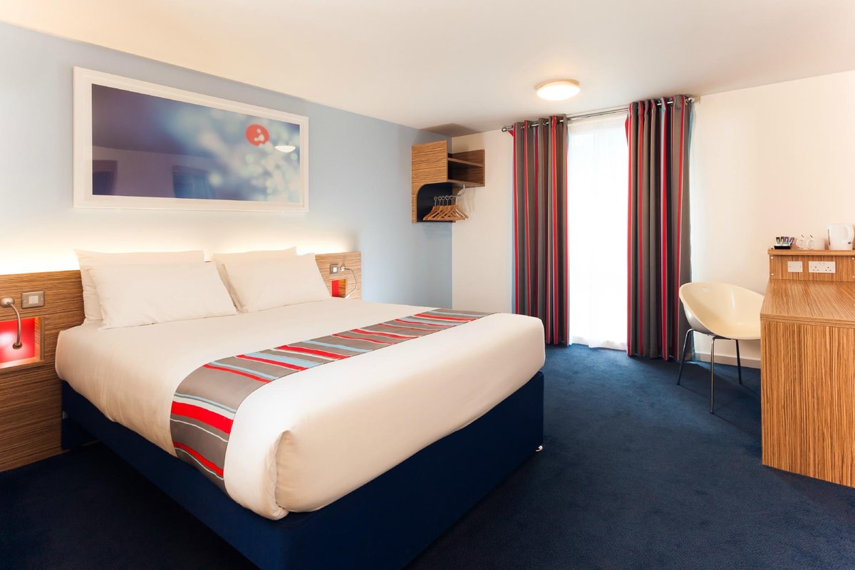 Travelodge Kingston Upon Thames Central Rooms: Pictures & Reviews ...