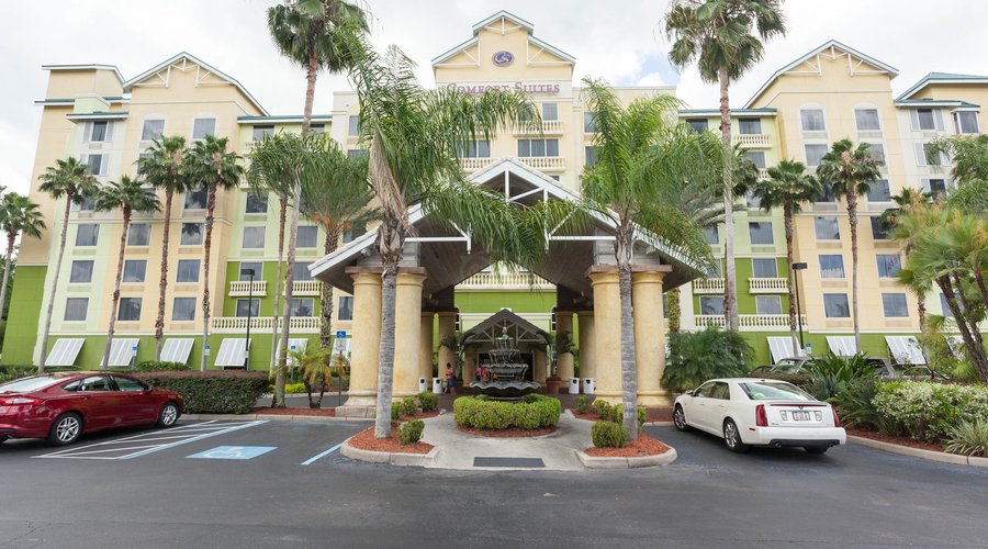 Entrance at the Comfort Suites Maingate East